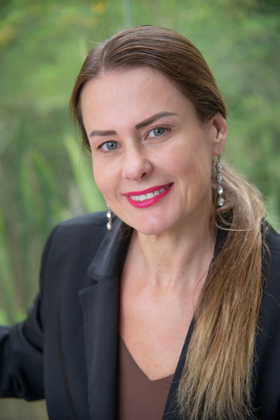 Tatiana, hipnoterapeuta, sorrindo ao ar livre
